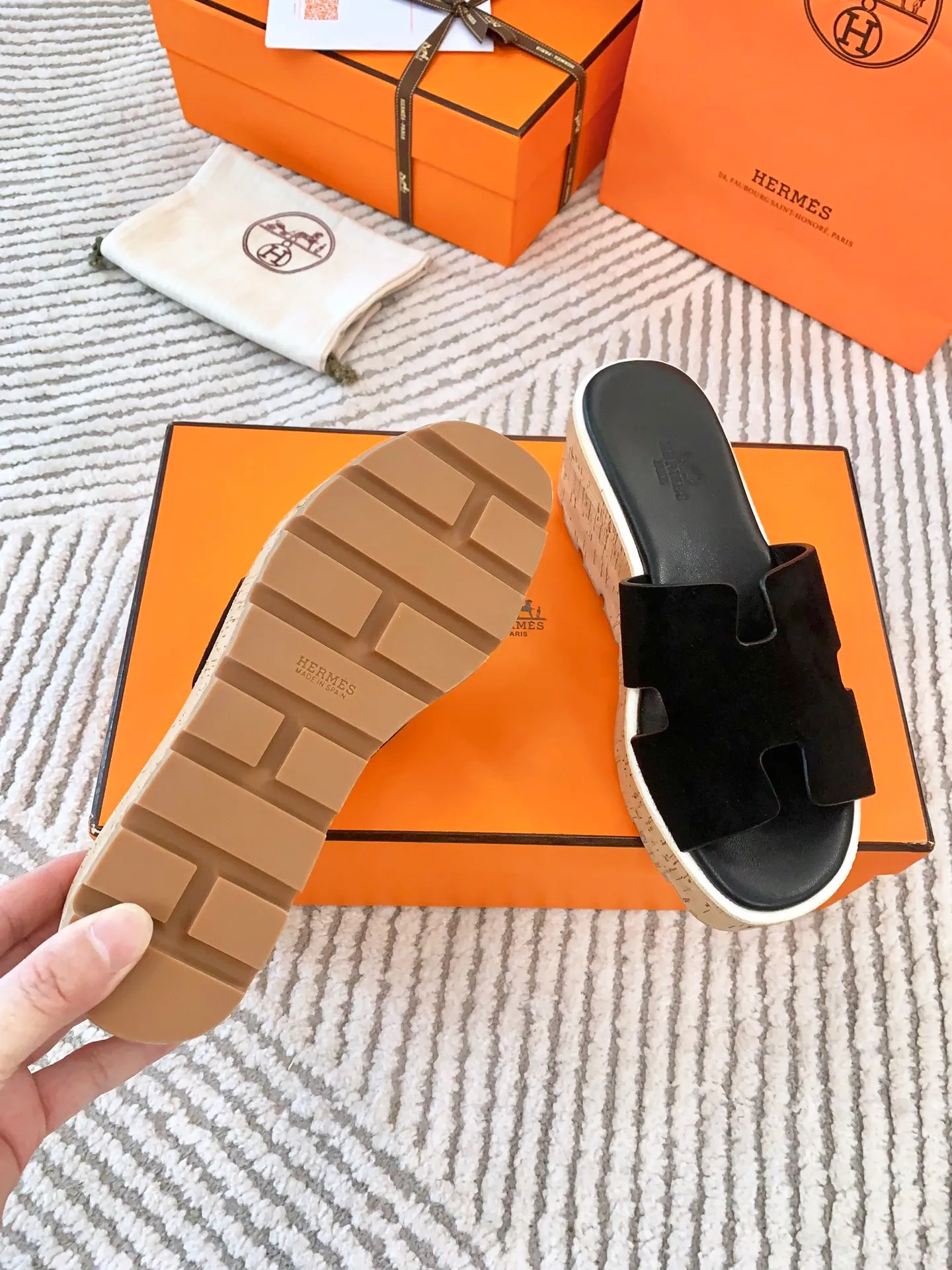👟👟Ex-factory price 500👟👟 Peak enamel is made by hand, supreme purchasing agent level! Hermes spring and summer new slippers, high-end customization, exclusive products, the highest version in the industry, authentic mold opening and customization, laminating technology, heavy investment in development of a fully matched steel mold, perfect authentic version of the logo, exclusive correct version of the original font, Italian original calfskin cut upper, non-slip rubber outsole, lining: foot pads, pure imported Italian mixed breed, environmentally friendly goatskin, genuine leather welt, original packaging size: 34~41 (34.40. 41) Customized-no returns or exchanges
